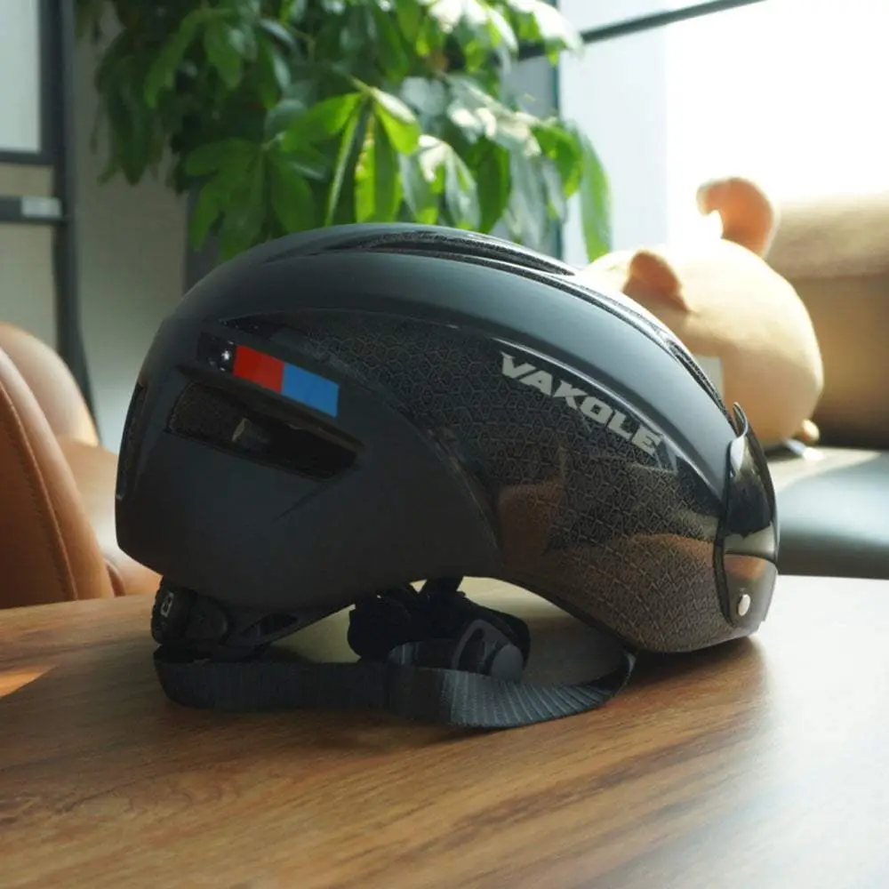 Casco de bicicleta Vakole totalmente moldeado con gafas magnéticas. 4 Casco de bicicleta Vakole totalmente moldeado con gafas magnéticas. - Imagen 3